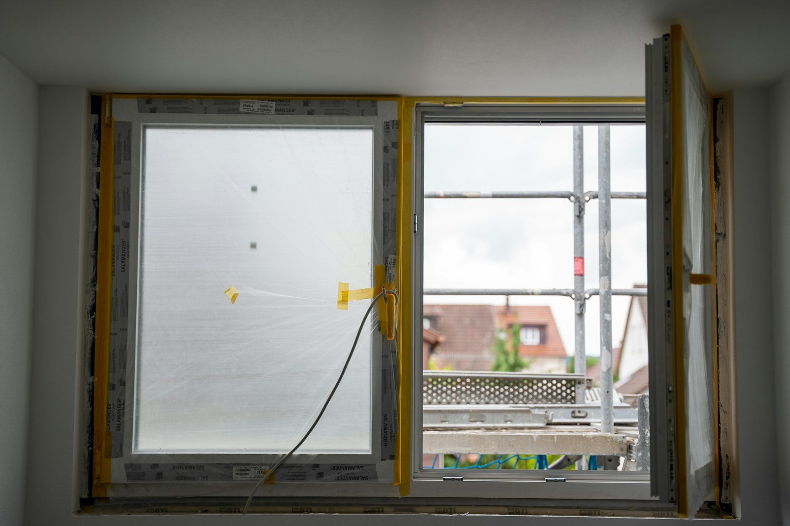 Colocación de un marco de ventana durante una reforma como referencia para servicios de carpintería de aluminio