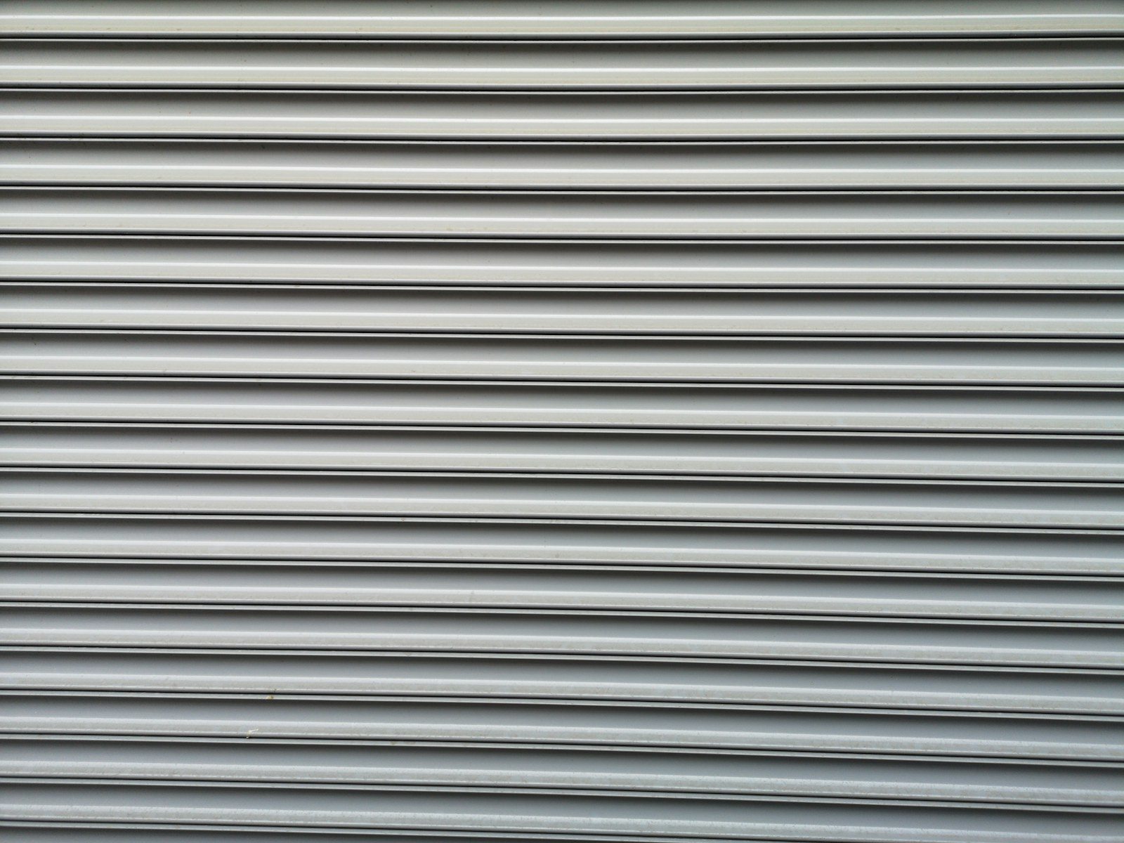Detalle de lamas horizontales de una persiana enrollable gris